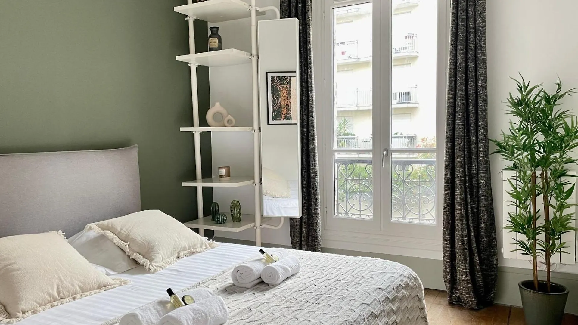 Eiffel Tower Stylish Retreat Apartment Paris